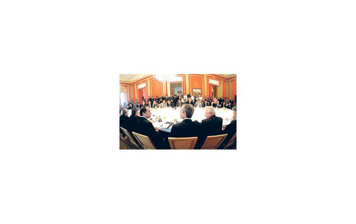 ámbito.com | El ministro Julio Alak y el gobernador Daniel Scioli analizaron junto a más de 30 intendentes la marcha de la primera etapa del plan de seguridad ciudadana.