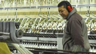 La industria cayó 2,3% mensual en julio.