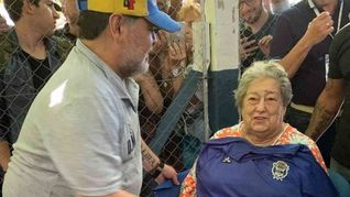 madres de plaza de mayo denuncio el robo de camisetas donadas por maradona