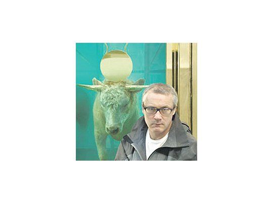 Damien Hirst con «El becerro de oro», escultura que con una base de u$s 16 millones, es la estrella de la subasta que se anuncia como benéfica, aunque sólo 5 de las 221 obras están destinadas a beneficencia.