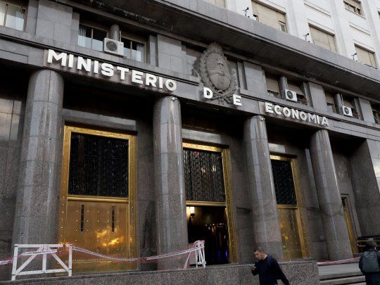 Deuda en pesos: Economía recibe a bancos y cierra el lanzamiento del canje