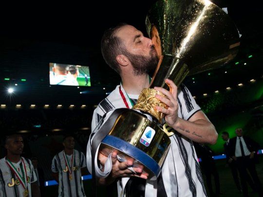Higuaín y el trofeo del 9° título consecutivo en la Liga de Juventus.