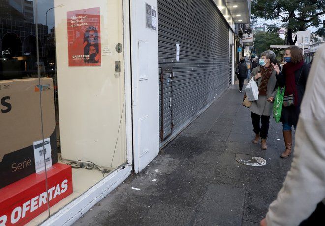 La sucursal de Av. Cabildo, permanece con las cortinas bajas a la espera de la definicion.