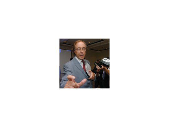 Guillermo Nielsendurante una charla con financistas y banqueros. empresarios.