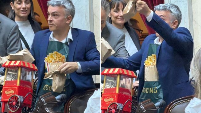 El socialista Esteban Paulón llevo pochoclos y los repartió entre las bancas durante la sesión en Diputados.&nbsp;