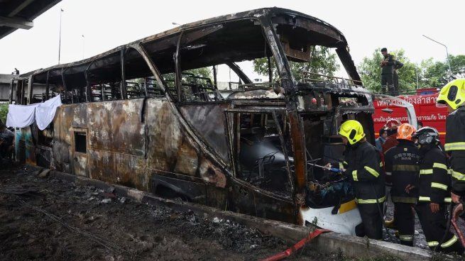 Un micro escolar se incendió en Tailandia causando varios muertos.