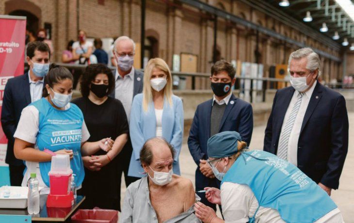 Vacunatorio. Axel Kicllof, Verónica Magario y Carla Vizzotti acompañaron al Presidente en su recorrida por un centro de aplicación de vacunas en Lanús.&nbsp;