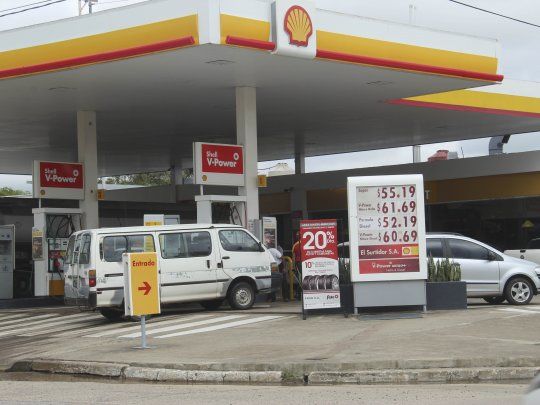 Del 20% de atraso en los precios de las naftas y el gasoil, es estima que un 9% corresponde a los impuestos que el Gobierno nacional postergó en medio de la campaña electoral.