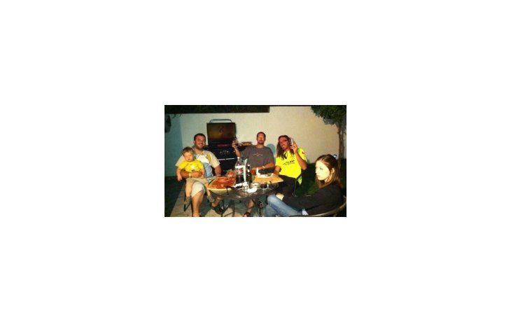 Andy Grider y la foto de la polémica, comiendo con amigos chilenos.