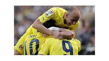 Borja Valero festeja el gol junto a Marcos Ruben y Ruben Gracia. Villarreal ganó y se acerca al tercer puesto.