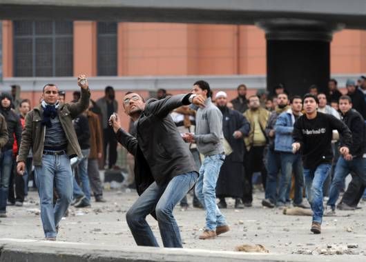 Los manifestantes desafían el toque de queda en todo el país.