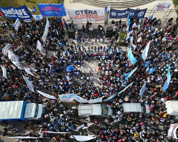 Acto de CTERA frente al Congreso de la Nación.