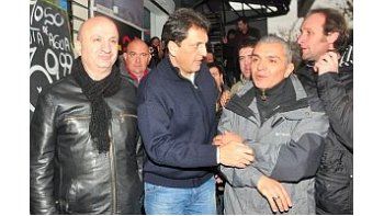 Nicolás Russo, Sergio Massa y Salvador Baratta, durante una caminata de campaña del Frente Renovador por Lanús.