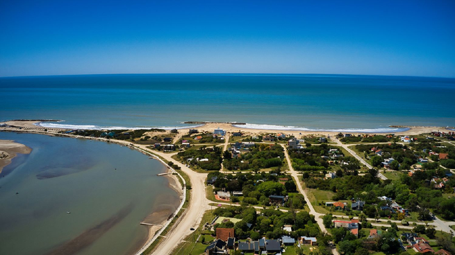 La localidad de Mar Chiquita ofrece un gran espacio verde para quien busca paz y tranquilidad.