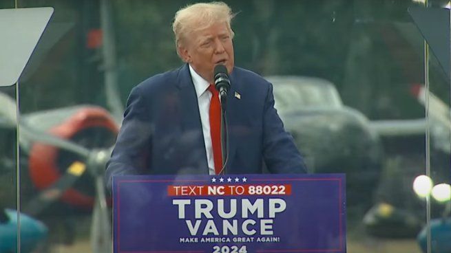 Trump realizó su acto de campaña en el museo de la aviación de Asheboro.