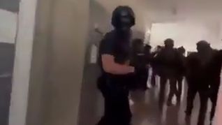 Momento en el que entra la policía a la escuela para controlar al atacante.