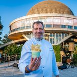 Maximiliano Maccarrone es maestro heladero. Preside la Asociación de Fabricantes Artesanales de Helados y Afines (AFADHYA). Maximiliano Maccarrone es maestro heladero. Preside la Asociación de Fabricantes Artesanales de Helados y Afines (AFADHYA).