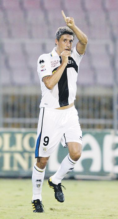 Hernán Crespo se besa la medallita. El delantero marcó su primer gol de la temporada.