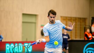 El argentino se impuso por 7-6(4) y 7-6(5) en un encuentro que se extendió durante 2 horas y 53 minutos de juego. El argentino se impuso por 7-6(4) y 7-6(5) en un encuentro que se extendió durante 2 horas y 53 minutos de juego.