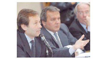ámbito.com | Gustavo Béliz presentó ayer, siempre con más dudas que certezas, el plan de seguridad del gobierno nacional en Diputados (en la foto, junto al presidente de Legislación Penal, Hernán Damiani; fuera de foco, el secretario de Seguridad, Norberto Quantín).
