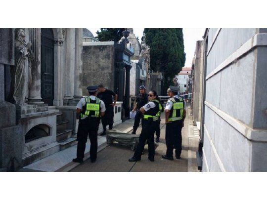 Un turista resultó herido luego de caer desde una estatua en el cementerio de Recoleta
