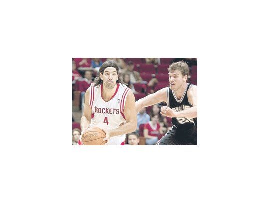 Luis Scola le ganó el duelo a su compatriota Emanuel Ginóbili en partido preparación de la NBA entre Houston Rockets y San Antonio Spurs.