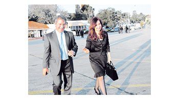 Sonrisas pese al duelo en tierra entrerriana, donde Cristina de Kirchner cumplió con su prometida visita al leal Urribarri.