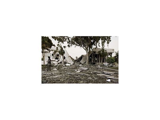 Así quedó la residencia del líder libio Muamar Gadafi, tras el bombardeo de la OTAN.