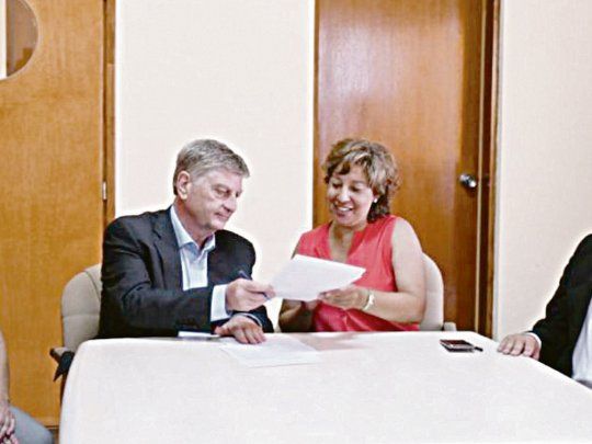 avanzada. Ziliotto y Carreras, unidos ayer por la preocupante baja de caudal que sufre el interprovincial r&iacute;o Colorado.
