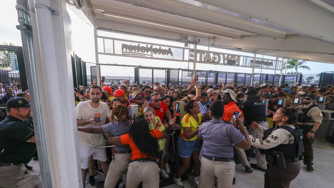 El retrato de una final de Copa América desprolija: el ingreso problemático del público para ver la final, en medio de un caos en el Hard Rock Stadium, puso por unos instantes al fútbol en un segundo plano.