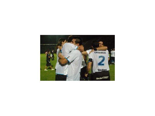 Festeja. Atlético Tucumán superó a Sportivo Italiano en los penales y se medirá ante Atlético de Rafaela.