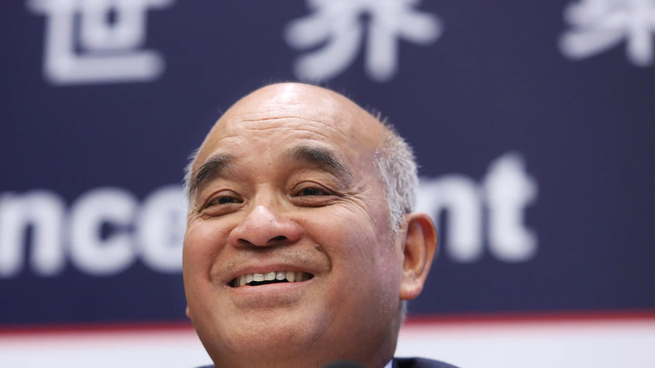 Este empresario aprendió bien de su padre y logró forjar una fortuna de mles de millones.