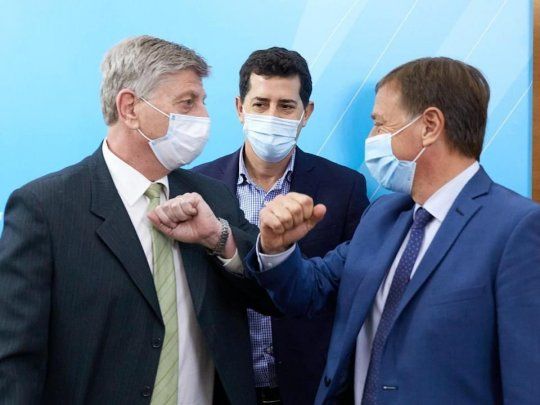 BATALLA. Los gobernadores Ziliotto y Suarez pujan por el agua.