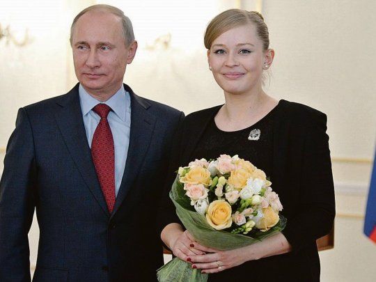 El presidente Putin con la actriz Yuliya Peresild, quien viajará a la estación espacial ISS