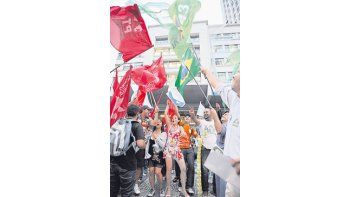 Militantes de la candidatura de Dilma Rousseff y de la ecologista Marina Silva se cruzaron frente a la Estación Central de Río de Janeiro