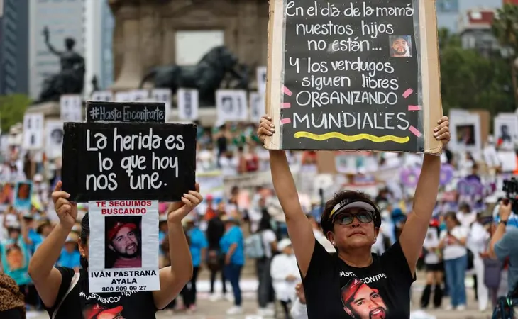 Colectivos de madres buscadoras, maestros, pensionados, transportistas, campesinos y personal de salud convocaron a una mega manifestación pacífica el próximo jueves 11 de junio, rumbo al Estadio de la Ciudad de México, donde se llevará a cabo la inauguración de la Copa Mundial de Fútbol y posteriormente el partido entre México y Sudáfrica. Colectivos de madres buscadoras, maestros, pensionados, transportistas, campesinos y personal de salud convocaron a una mega manifestación pacífica el próximo jueves 11 de junio, rumbo al Estadio de la Ciudad de México, donde se llevará a cabo la inauguración de la Copa Mundial de Fútbol y posteriormente el partido entre México y Sudáfrica.