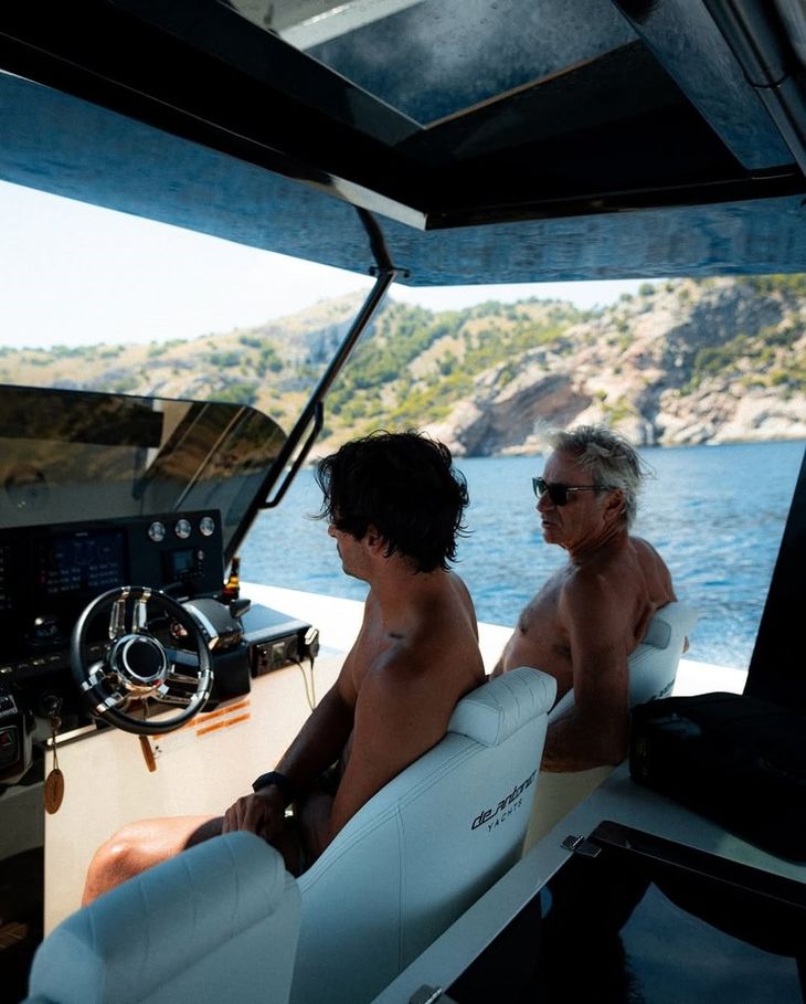 Carlos Sainz, quien reemplazó a Colapinto en Williams, también combinó deporte y relax: bicicleta, pádel y navegación en familia. En el yate lo acompañó su padre, Carlos “El Matador” Sainz, múltiple campeón del Dakar. Carlos Sainz, quien reemplazó a Colapinto en Williams, también combinó deporte y relax: bicicleta, pádel y navegación en familia. En el yate lo acompañó su padre, Carlos “El Matador” Sainz, múltiple campeón del Dakar.