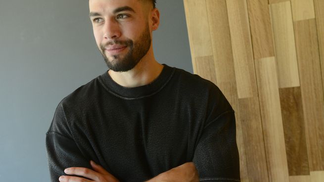 Jesús Mosquera, el exfutbolista que actuó en una serie de Netflix y en calle Corrientes.