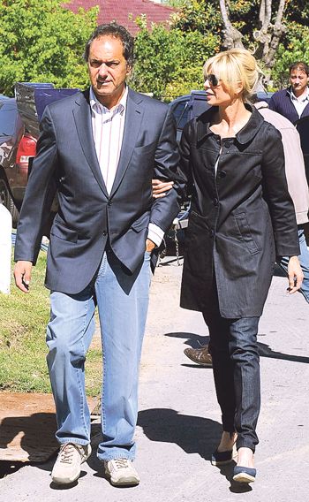 No fueron candidatos, pero jugaron mucho ayer. Daniel Scioli (izq., junto a Karina Rabolini) al votar en Dique Luján (Tigre)