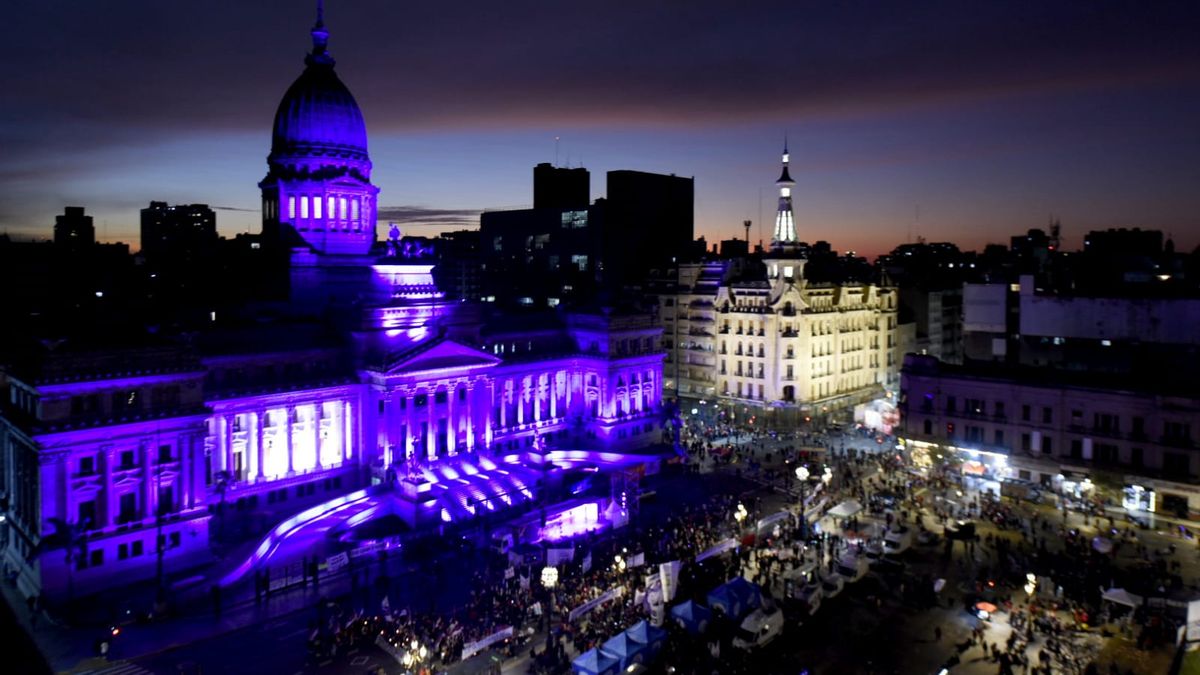 El Congreso se iluminó de violeta para conmemorar el séptimo aniversario del "Ni una menos"