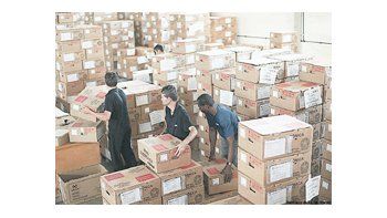 ámbito.com | Trabajadores electorales preparan las urnas electrónicas que Brasil volverá a usar este domingo.