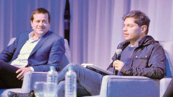 Campaña. Mariano Recalde y Axel Kicillof, ayer en el teatro San Martín del centro porteño.