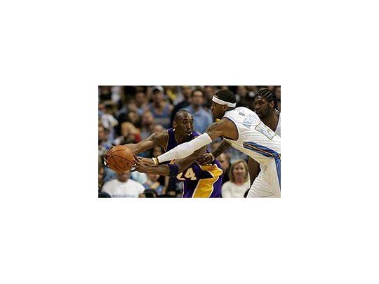 Lakers sacan ventaja en la final del Oeste
