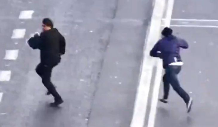 El streamer se refugió en una casa de comidas de empanadas hasta que intervino la Policía. El streamer se refugió en una casa de comidas de empanadas hasta que intervino la Policía.