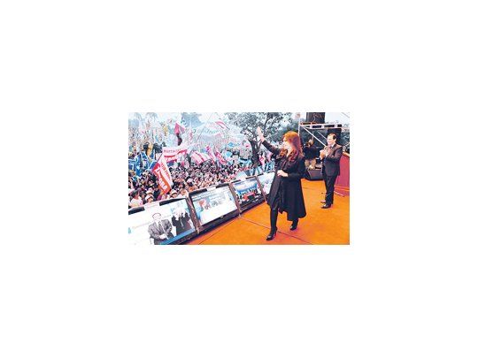 Cristina de Kirchner, ayer en Santiago del Estero, junto al gobernador Gerardo Zamora. Hoy encabezará un lanzamiento en el Luna Park que había pergeñado su marido.