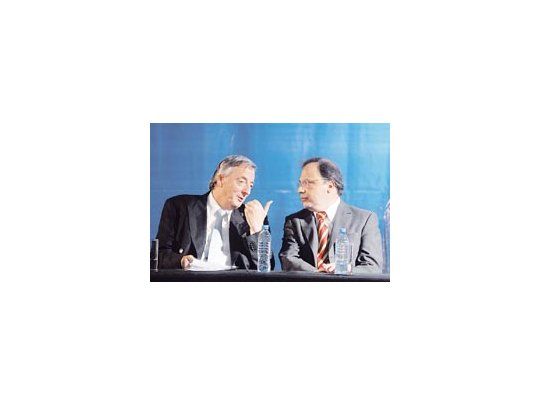 Néstor Kirchner, ayer, durante el acto en Almirante Brown, junto al intendente Darío Giustozzi.