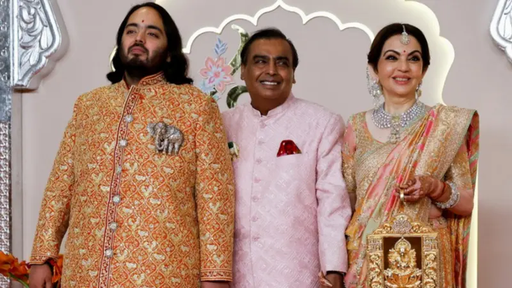 Neeta y Mukesh Ambani, con su hijo, el novio. Neeta y Mukesh Ambani, con su hijo, el novio.