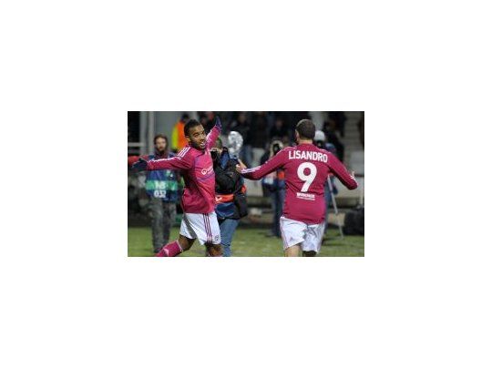 Aparece en la foto. Lisandro López va en busca de Alexandre Lacazette, autor del único gol del partido.