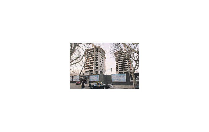 ámbito.com | La construcción en algunos barrios es récord, pero no está acompañada por las obras de infraestructura.Por eso, ya hay serios problemas por la falta de gas, agua y otros servicios.