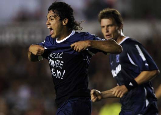 Julián Velázquez abrió el marcador y lo festejó con toda pasión.